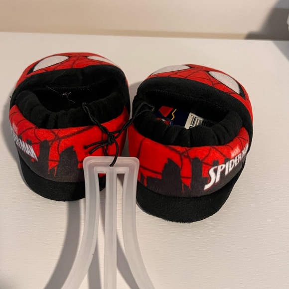 🎈🎈NWT SPIDER-MAN SLIPPERS - Picture 2 of 4
